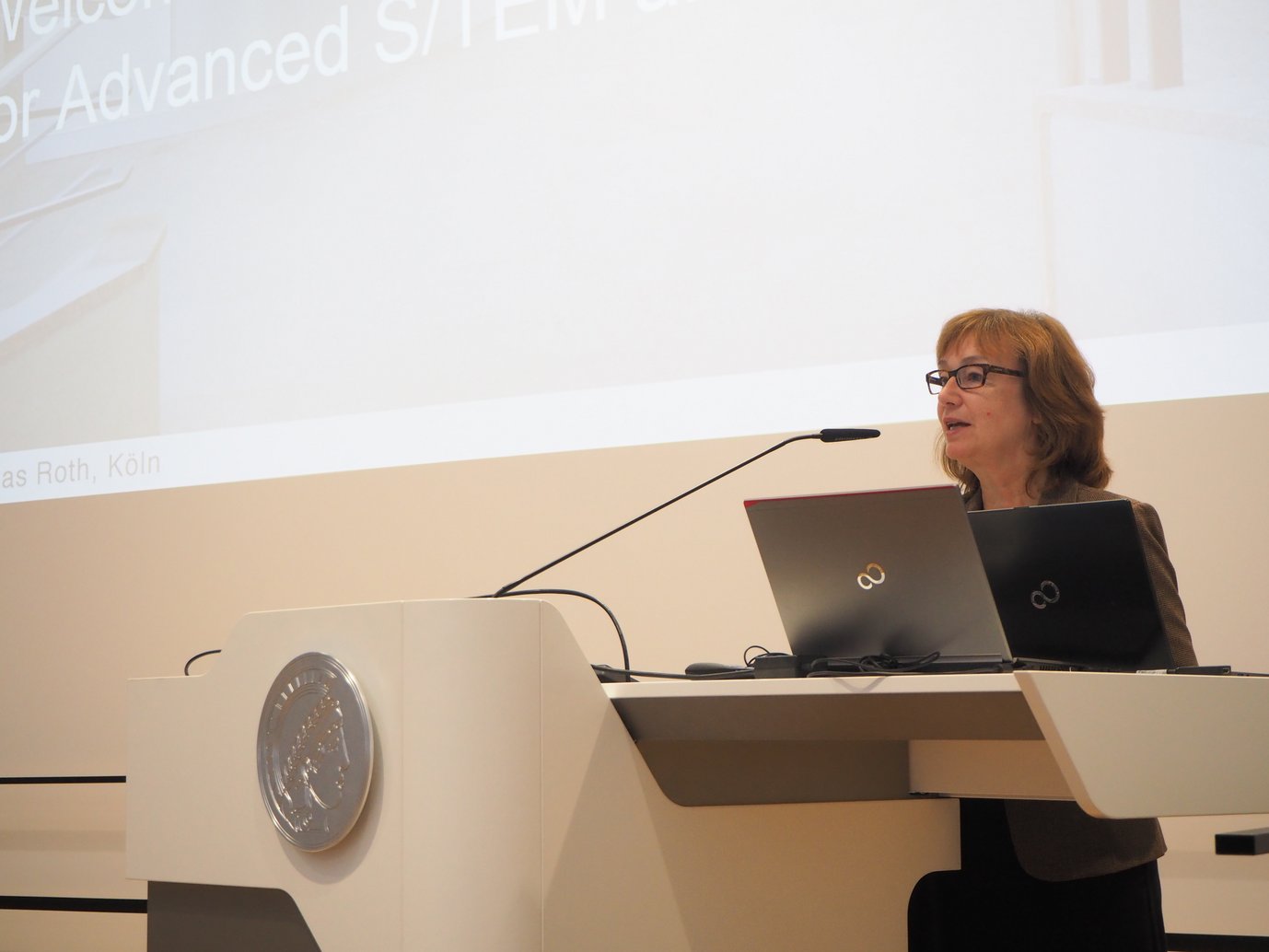 Susanne Schneider-Salomon vom Ministerium für Kultur und Wissenschaft bei Ihrer Grußrede anlässlich der Eröffnung neuer Laboranlagen am Max-Planck-Institut für Eisenforschung.