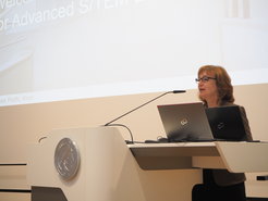Susanne Schneider-Salomon vom Ministerium für Kultur und Wissenschaft bei Ihrer Grußrede anlässlich der Eröffnung neuer Laboranlagen am Max-Planck-Institut für Eisenforschung.