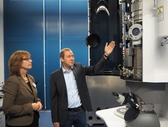Prof. Gerhard Dehm, Direktor am Max-Planck-Institut für Eisenforschung, erklärt Susanne Schneider-Salomon vom Ministerium für Kultur und Wissenschaft, die Funktionsweise von Transmissionselektronenmikroskopen.