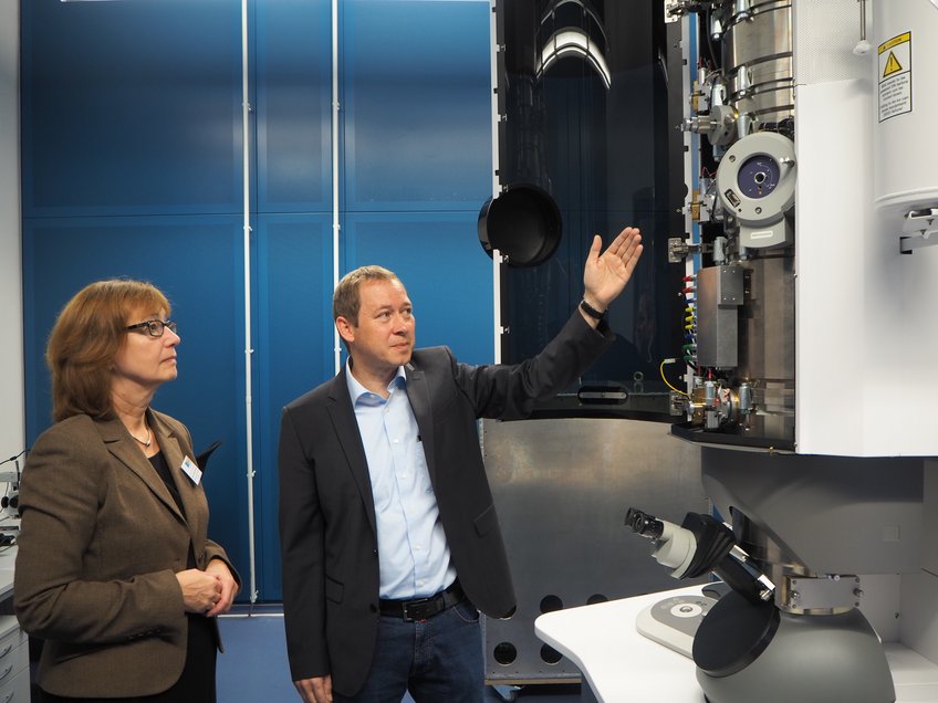 Prof. Gerhard Dehm, Direktor am Max-Planck-Institut für Eisenforschung, erklärt Susanne Schneider-Salomon vom Ministerium für Kultur und Wissenschaft, die Funktionsweise von Transmissionselektronenmikroskopen. Prof. Gerhard Dehm, Direktor am Max-Planck-Institut für Eisenforschung, erklärt Susanne Schneider-Salomon vom Ministerium für Kultur und Wissenschaft, die Funktionsweise von Transmissionselektronenmikroskopen.