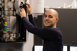 Dr. Stefan Hieke, Gewinner eines Stipendiums der europäischen Mikroskopiegesellschaft und ausgewählter Teilnehmer der Young Scientist Assembly, einem Treffen junger Wissenschaftlerinnen und Wissenschaftler mit Nobelpreisträgern und Experten des jeweiligen Fachgebiets.