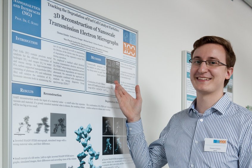 Thomas Gänsler, Doktorand in der Gruppe "Nanoanalytik und Grenzflächen", gewann den ersten Posterpreis des Sommerseminars CINEMAX IV in Toreby, Dänemark. Thomas Gänsler, Doktorand in der Gruppe "Nanoanalytik und Grenzflächen", gewann den ersten Posterpreis des Sommerseminars CINEMAX IV in Toreby, Dänemark.