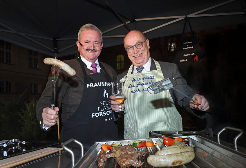 From the left: The President of the Fraunhofer-Society, Prof. Reimund Neugebauer, and the President of the Max Planck Society, Prof. Martin Stratmann, test the new High-Tech-Grill 4.0 for the first time. From the left: The President of the Fraunhofer-Society, Prof. Reimund Neugebauer, and the President of the Max Planck Society, Prof. Martin Stratmann, test the new High-Tech-Grill 4.0 for the first time.