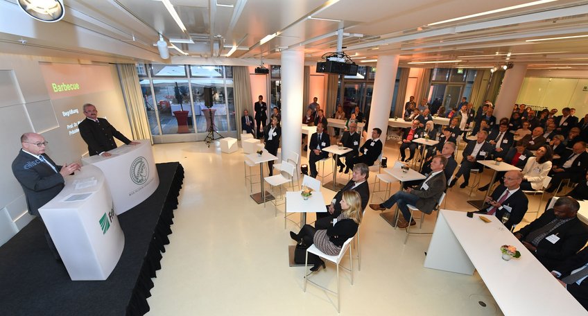 The presidents Prof. Martin Stratmann (MPG) and Prof. Reimund Neugebauer (FHG) welcome the guests of the barbecue reception. The presidents Prof. Martin Stratmann (MPG) and Prof. Reimund Neugebauer (FHG) welcome the guests of the barbecue reception.