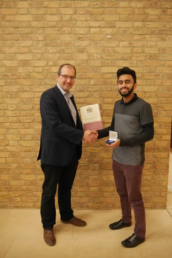 Maisam Merali (rechts) hat den 2018 European Placement Prize der Universität Cambridge gewonnen. Der Preis ist mit 250 £ dotiert und wurde von Prof. Paul Midgley (links), Leiter der Abteilung für Materialwissenschaften und Metallurgie an der Universität Cambridge, überreicht.
