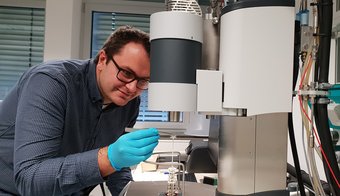 Mit der simultanen thermischen Analyse Apparatur Netzsch STA 449 F3 werden im Zuge des EU-Projekts „ADVANCE“ die Erstarrungspfade sowie Phasenumwandlungstemperaturen in ausgewählten Ti-Al-X Legierungen von den Wissenschaftlern am Max-Planck-Institut für Eisenforschung bestimmt. Mit der simultanen thermischen Analyse Apparatur Netzsch STA 449 F3 werden im Zuge des EU-Projekts „ADVANCE“ die Erstarrungspfade sowie Phasenumwandlungstemperaturen in ausgewählten Ti-Al-X Legierungen von den Wissenschaftlern am Max-Planck-Institut für Eisenforschung bestimmt.