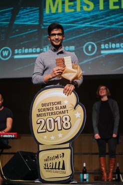 Aniruddha Dutta bei der Preisverleihung der Deutschen Science Slam Meisterschaft 2018.
