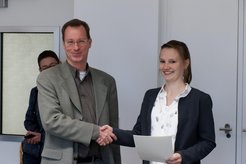 Dr. Kai de Weldige, commercial director of the Max-Planck-Institut für Eisenforschung, presents Janine Birnbach with the certificate of the Max Planck Apprentice Award.