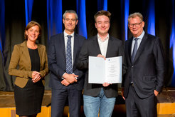 They honoured Till Freieck as the best trainee 2018 in the field of material testing (from the left): Yvonne Gebauer MdL, Minister for Schools and Education of the State of North Rhine-Westphalia, Michael Becker, Director of the Tonhalle Düsseldorf, Till Freieck, Materials Tester at the Max-Planck-Institut für Eisenforschung and President of the Düsseldorf Chamber of Industry & Commerce Andreas Schmitz.
