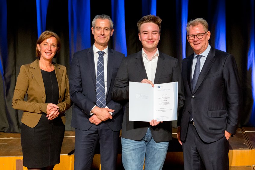 They honoured Till Freieck as the best trainee 2018 in the field of material testing (from the left): Yvonne Gebauer MdL, Minister for Schools and Education of the State of North Rhine-Westphalia, Michael Becker, Director of the Tonhalle Düsseldorf, Till Freieck, Materials Tester at the Max-Planck-Institut für Eisenforschung and President of the Düsseldorf Chamber of Industry & Commerce Andreas Schmitz. They honoured Till Freieck as the best trainee 2018 in the field of material testing (from the left): Yvonne Gebauer MdL, Minister for Schools and Education of the State of North Rhine-Westphalia, Michael Becker, Director of the Tonhalle Düsseldorf, Till Freieck, Materials Tester at the Max-Planck-Institut für Eisenforschung and President of the Düsseldorf Chamber of Industry & Commerce Andreas Schmitz.