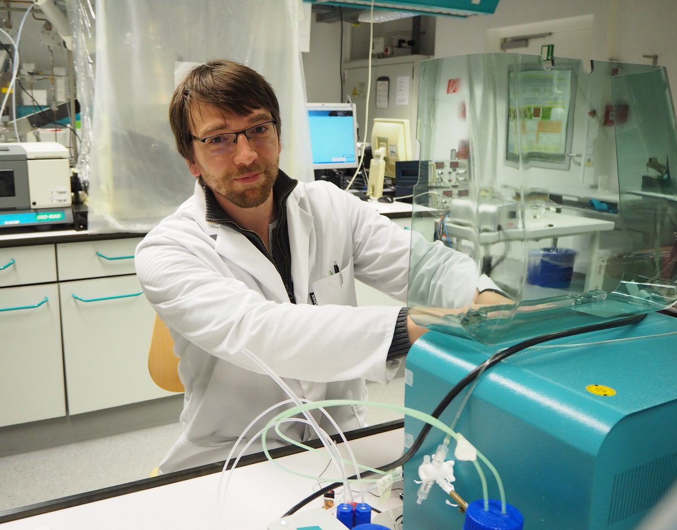Dr. Martin Rabe, postdoctoral scientist in the department of “Interface Chemistry and Surface Engineering”, has won the second place in the Poster competition at the “17th International Conference on Organized Molecular Films” (ICOMF17) in New York.