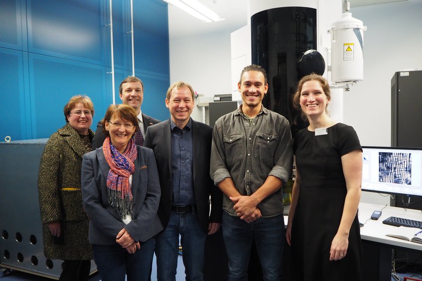 Their goal is to further promote the cooperation between the MPIE and scientific institutions in the USA (from left to right): in the foreground: Prof. Christina Scheu, head of the group “Nanoanalytics and Interfaces” and mentor for female scientists, Prof. Gerhard Dehm, director of the department “Structure and Nano-/Micromechanics of Materials”, Silas Wolff-Goodrich, doctoral student at the MPIE, and Consul General Fiona Evans. In the background: Kirsten Hentschel, Commercial Specialist, and Ken Walsh, Commercial Consul. Their goal is to further promote the cooperation between the MPIE and scientific institutions in the USA (from left to right): in the foreground: Prof. Christina Scheu, head of the group “Nanoanalytics and Interfaces” and mentor for female scientists, Prof. Gerhard Dehm, director of the department “Structure and Nano-/Micromechanics of Materials”, Silas Wolff-Goodrich, doctoral student at the MPIE, and Consul General Fiona Evans. In the background: Kirsten Hentschel, Commercial Specialist, and Ken Walsh, Commercial Consul.