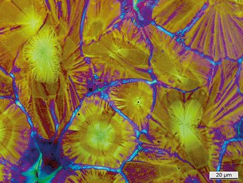 Lichtmikroskopbild eines Dünnfilms aus Barium-Titanat. Solche Materialien werden für die Herstellung von Halbleitern, zum Beispiel in Computern, verwendet. Lichtmikroskopbild eines Dünnfilms aus Barium-Titanat. Solche Materialien werden für die Herstellung von Halbleitern, zum Beispiel in Computern, verwendet.