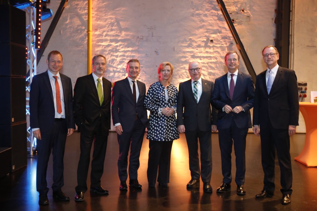 Professor Gerhard Dehm, Professor Dierk Raabe, beide Direktoren am MPIE, Oberbürgermeister Thomas Geisel, Staatssekretärin Annette Storsberg, Professor Martin Stratmann, Präsident der Max-Planck-Gesellschaft, parlamentarischer Staatssekretär Thomas Rachel und Hans-Jürgen Kerkhoff, Präsident der Wirtschaftsvereinigung Stahl (von links), beim Festakt des MPI für Eisenforschung am 06. Oktober 2017.