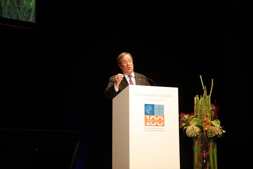 NRW-Ministerpräsident Armin Laschet bei seiner Rede anlässlich des 100-jährigen Jubiläums des MPI für Eisenforschung.