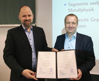PD Dr. Steffen Brinckmann (links) und Prof. Marcus Petermann, Dekan der Fakultät für Maschinenbau an der Ruhr-Universität Bochum, bei der Übergabe der Habilitationsurkunde. PD Dr. Steffen Brinckmann (links) und Prof. Marcus Petermann, Dekan der Fakultät für Maschinenbau an der Ruhr-Universität Bochum, bei der Übergabe der Habilitationsurkunde.