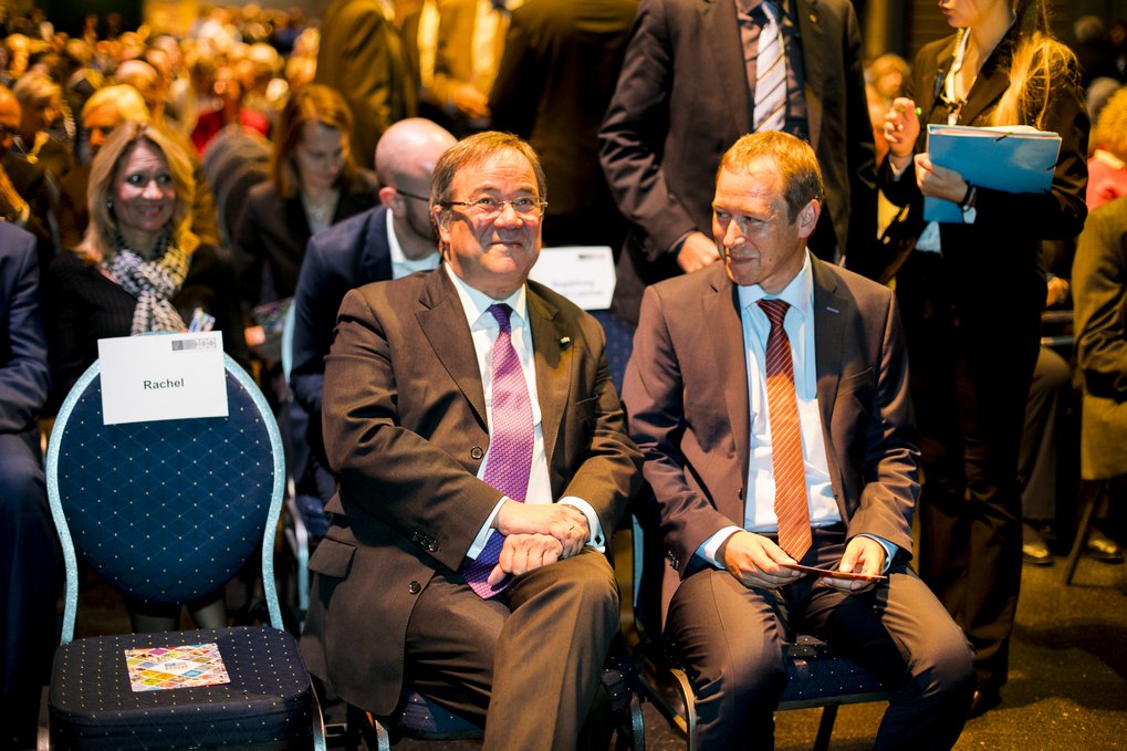 NRW-Ministerpräsident Armin Laschet mit Prof. Gerhard Dehm, Direktor am MPIE (von links).
