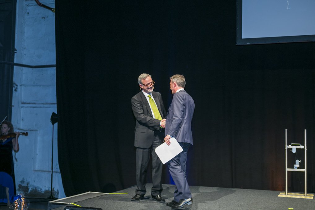 Prof. Dierk Raabe, Direktor des MPIE, mit Oberbürgermeister Thomas Geisel (von links).