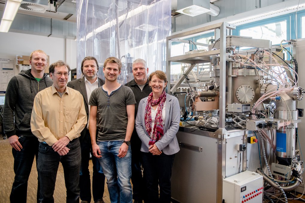 Das Forscherteam: Michael Meischein, Alan Savan, Alfred Ludwig, Tobias Löffler, Wolfgang Schuhmann und Christina Scheu (von links) Das Forscherteam: Michael Meischein, Alan Savan, Alfred Ludwig, Tobias Löffler, Wolfgang Schuhmann und Christina Scheu (von links)