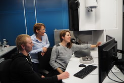 Christina Scheu und Alba Garzón Manjón (von links) vom Max-Planck-Institut für Eisenforschung zusammen mit Michael Meischein von der Ruhr-Universität Bochum bei der Auswertung von Daten aus dem Transmissionselektronenmikroskop.
