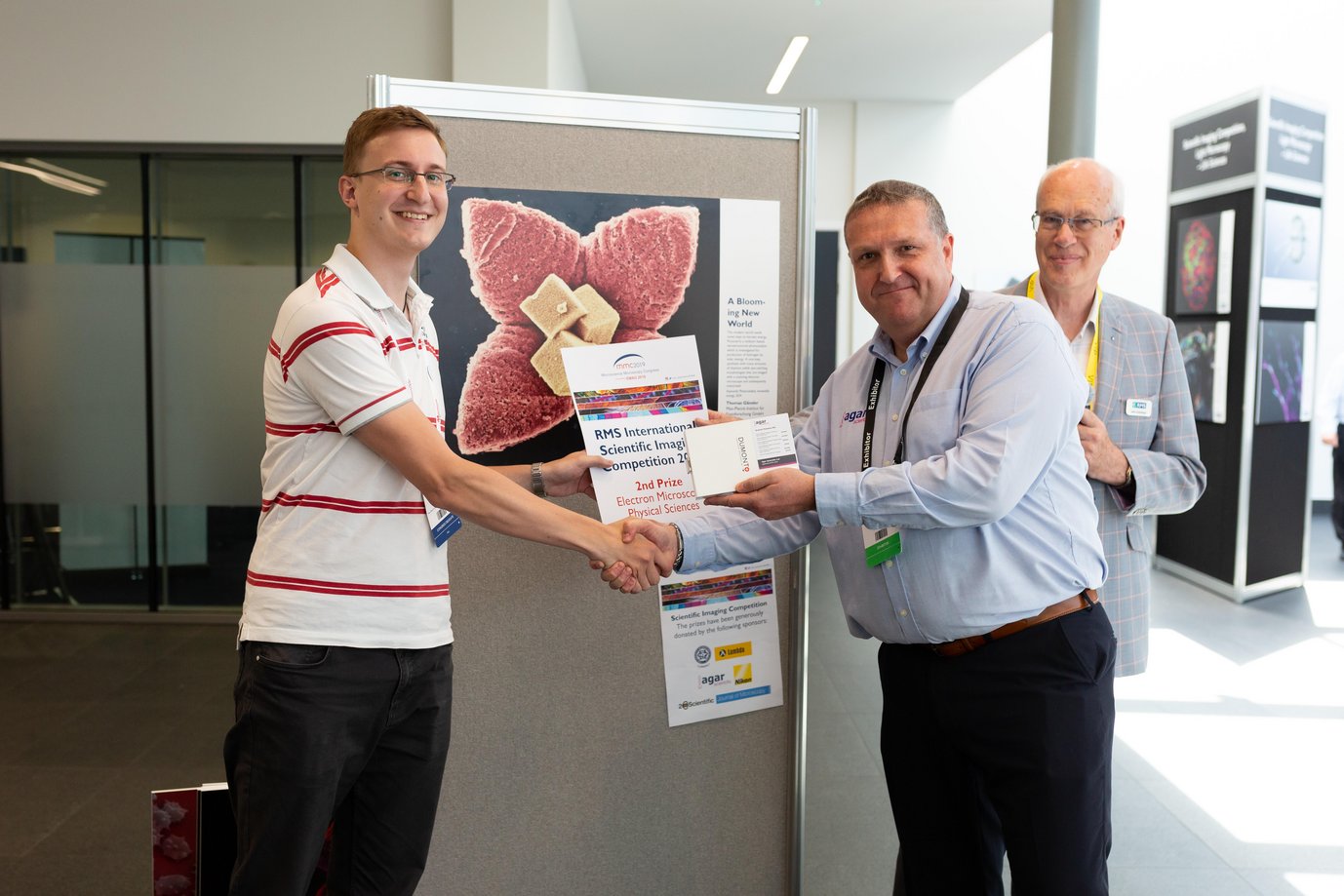 Thomas Gänsler (links), Doktorand in der Gruppe "Nanoanalytik und Grenzflächen", gewinnt den zweiten Preis in der Kategorie "Electron Microscopy - Physical Sciences" des Bildwettbewerbs der Royal Microscopical Society.