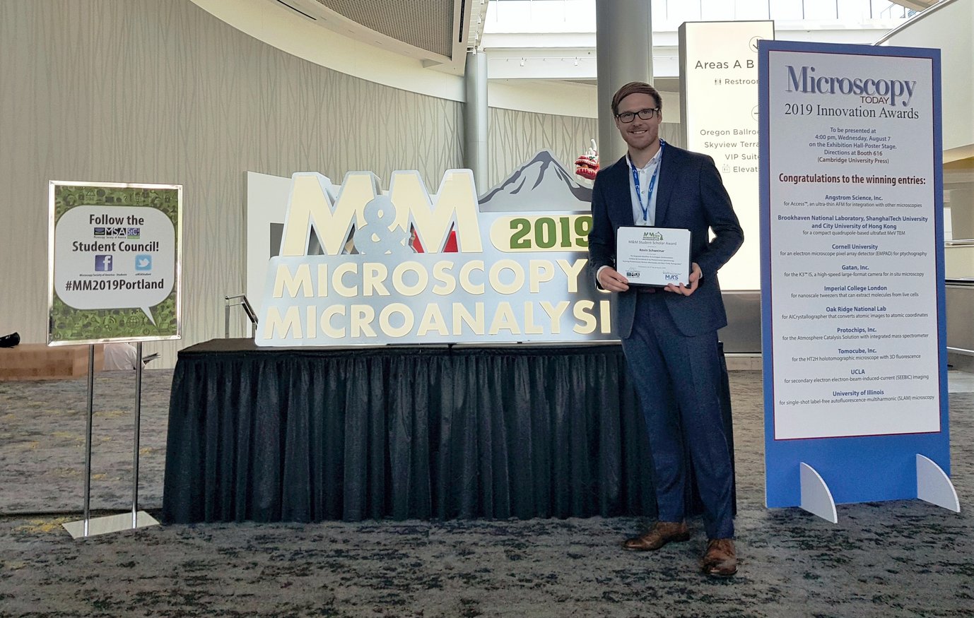 Kevin Schweinar, Doktorand in der Abteilung „Mikrostrukturphysik und Legierungsdesign", hat den M&M Scholar Award 2019 gewonnen.