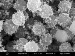Raspberry particles is the name the researchers in Düsseldorf use for the capsules that contain the remedy for the plastic coating and bear conductive nanoparticles on their surface (image from a scanning electron microscope, left). The capsules are embedded in non-conductive plastic (blue).