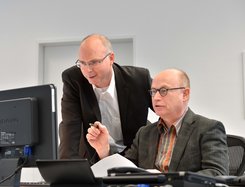 Research for a new chapter in corrosion protection: Michael Rohwerder (left) and Martin Stratmann examine how metals are corroded and how to prevent it.