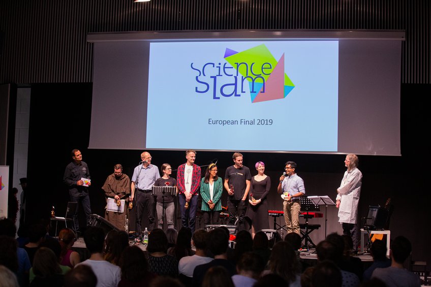 Aniruddha Dutta, Doktorand am Düsseldorfer Max-Planck-Institut für Eisenforschung, gewann mit seinem Science Slam „Think in terms of an Auflauf“ (auf Deutsch: „Denken Sie im Sinne eines Auflaufs“). Aniruddha Dutta, Doktorand am Düsseldorfer Max-Planck-Institut für Eisenforschung, gewann mit seinem Science Slam „Think in terms of an Auflauf“ (auf Deutsch: „Denken Sie im Sinne eines Auflaufs“).