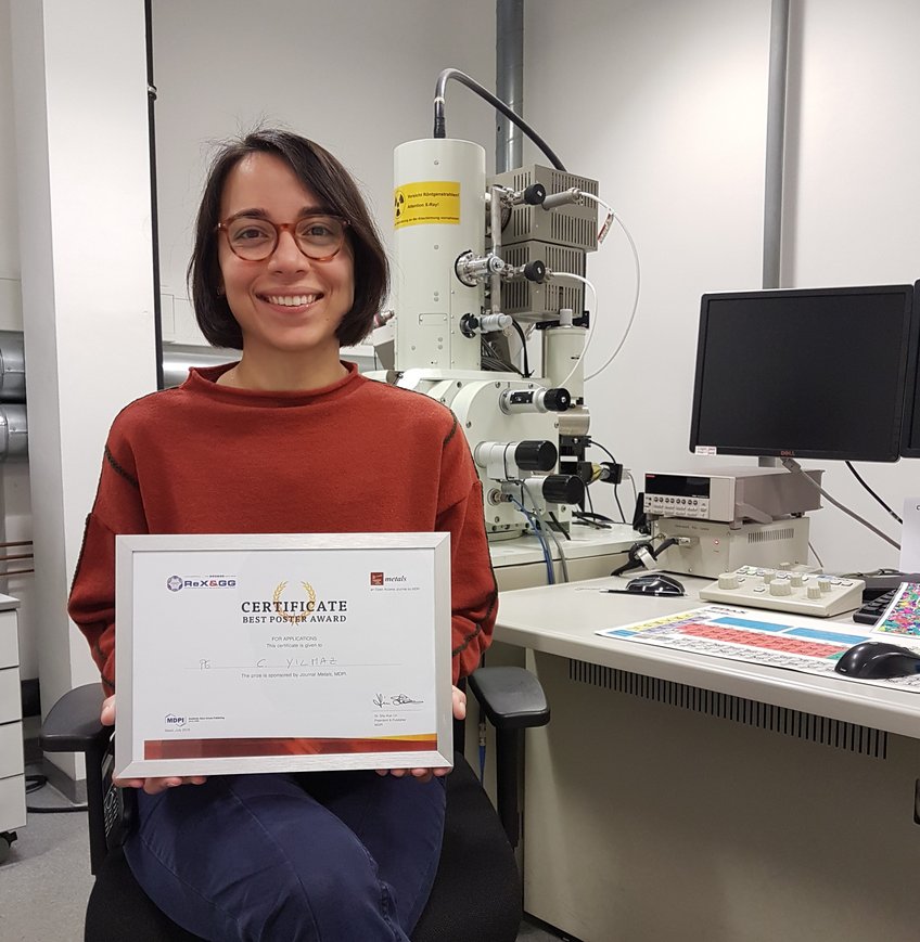Ceren Yilmaz, Doktorandin in der Gruppe "Mikroskopie und Beugung", gewinnt den ersten Posterpreis bei der REX&GG. Ceren Yilmaz, Doktorandin in der Gruppe "Mikroskopie und Beugung", gewinnt den ersten Posterpreis bei der REX&GG.