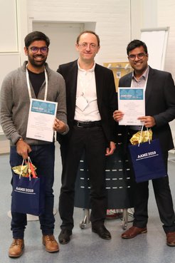 Avinash Hariharan (links) und Priyanshu Bajaj (rechts) vom MPIE, zusammen mit ihrem Gastgeber Prof. Eduard Hryha (Chalmers University of Technology, Göteborg).