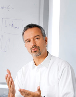 Sucht Wege in eine nachhaltige Metallwirtschaft: Dierk Raabe, Direktor am Max-Planck-Institut für Eisenforschung, entwickelt Perspektiven für eine nachhaltige Produktion und Verarbeitung von Stahl, Aluminium und anderen Metallen sowie deren Legierungen. Der Werkstoffwissenschaftler entwickelt selbst Legierungen, die sich unter anderem besser wiederverwerten lassen sollen.