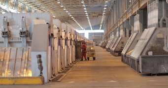Potenziell nachhaltig: Mit Strom wird heute schon Aluminium elektrolytisch aus seinen Erzen gewonnen. Der Strom kommt heute oft aus Wasserkraftwerken, aber auch aus konventionellen Kraftwerken. Sobald er komplett regenerativ erzeugt wird, wäre es eine ökologisch sinnvolle Option, auch Eisen auf diese Weise zu produzieren. Potenziell nachhaltig: Mit Strom wird heute schon Aluminium elektrolytisch aus seinen Erzen gewonnen. Der Strom kommt heute oft aus Wasserkraftwerken, aber auch aus konventionellen Kraftwerken. Sobald er komplett regenerativ erzeugt wird, wäre es eine ökologisch sinnvolle Option, auch Eisen auf diese Weise zu produzieren.