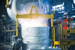 After iron, the most frequently used metal: 94 tonnes of aluminium are produced electrolytically worldwide every year. Up to now, the electricity for this has come from hydroelectric power plants, but often also from conventional power plants. On average, the production of one tonne of aluminium in Germany therefore generates more than eight tonnes of CO2.