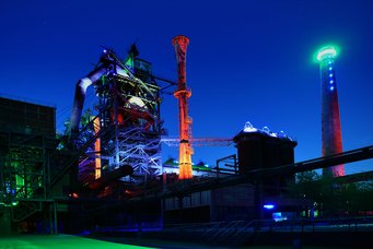 The steel industry is looking ahead towards sustainable change: Iron is still largely produced today in blast furnaces and with coal as a reducing agent. In the future, regeneratively produced hydrogen could initially be used, but in the long term blast furnaces should even be replaced by electrolysis cells - if the electricity comes from regenerative sources. The steel industry is looking ahead towards sustainable change: Iron is still largely produced today in blast furnaces and with coal as a reducing agent. In the future, regeneratively produced hydrogen could initially be used, but in the long term blast furnaces should even be replaced by electrolysis cells - if the electricity comes from regenerative sources.