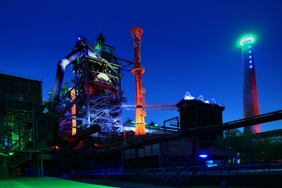 The steel industry is looking ahead towards sustainable change: Iron is still largely produced today in blast furnaces and with coal as a reducing agent. In the future, regeneratively produced hydrogen could initially be used, but in the long term blast furnaces should even be replaced by electrolysis cells - if the electricity comes from regenerative sources.