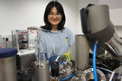 Dr. Huan Zhao, postdoctoral researcher at the Max-Planck-Institut für Eisenforschung, was responsible for the sample preparation with the plasma focused ion beam (seen in the photo) and the analysis of the samples with atom probe tomography.