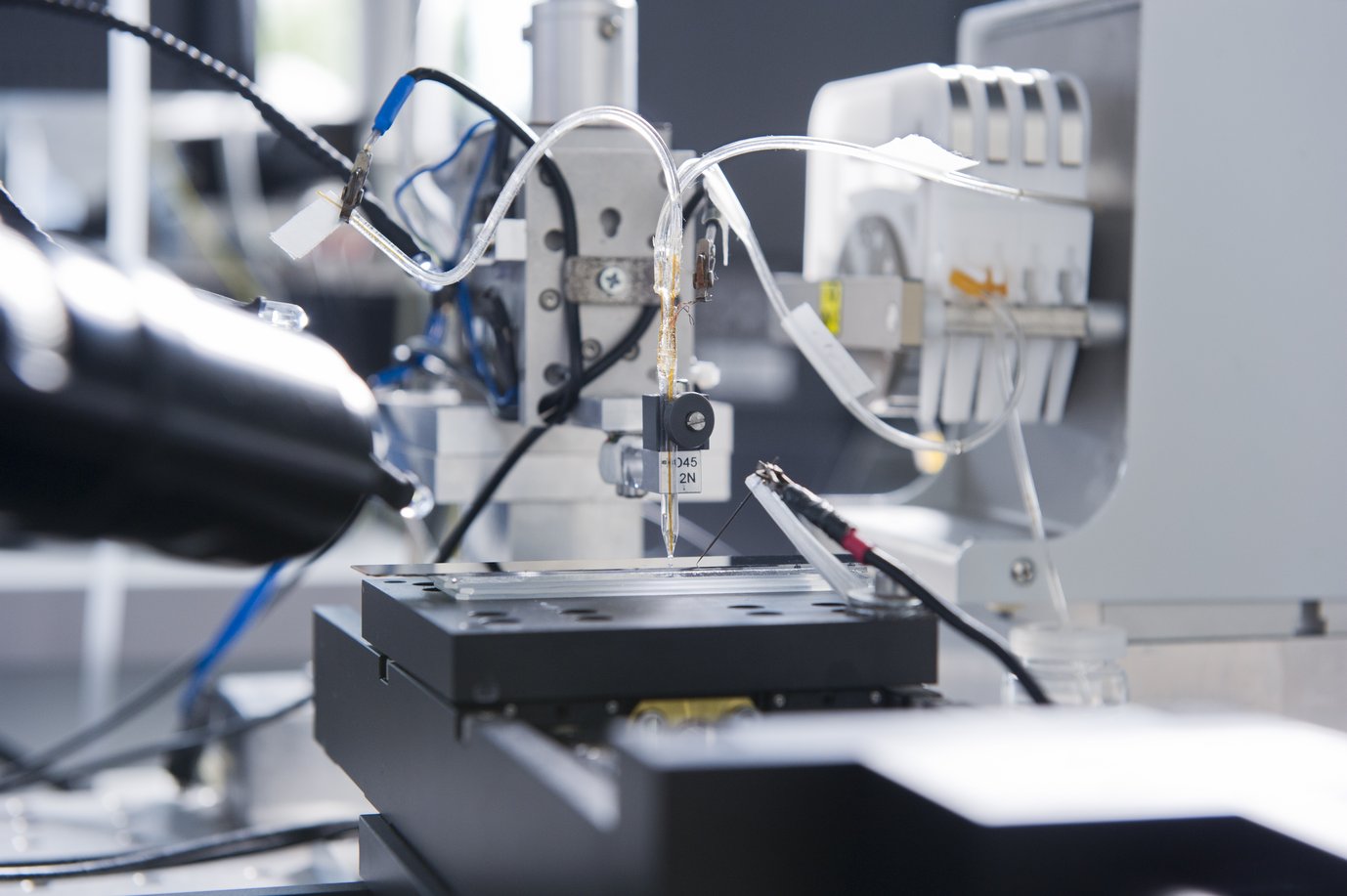 The SFC allows a high-throughput electrochemical surface analysis.