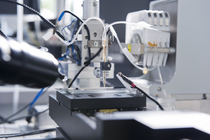 The SFC allows a high-throughput electrochemical surface analysis. The SFC allows a high-throughput electrochemical surface analysis.