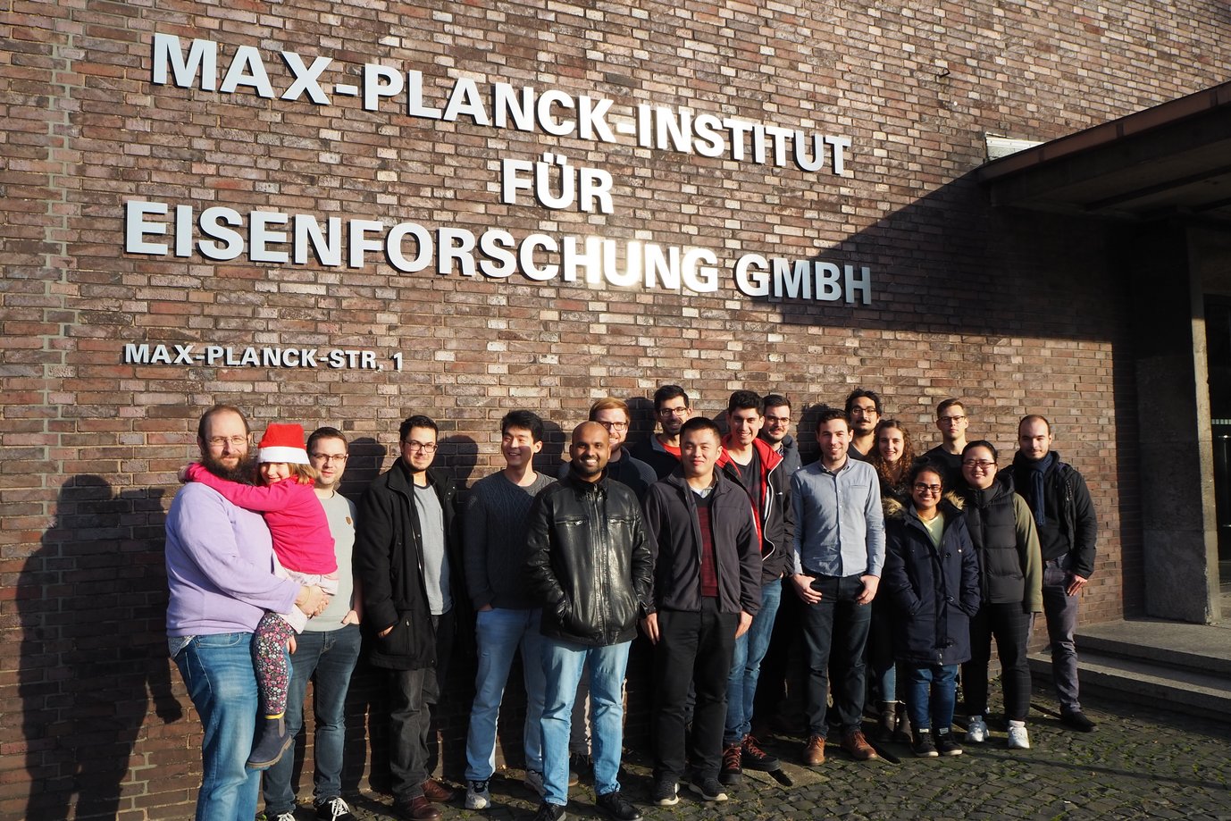 Dr. Baptiste Gault (first from left) together with his group “Atom Probe Tomography” of the Max-Planck-Institut für Eisenforschung. Gault was awarded the Gottfried Wilhelm Leibniz Prize 2020 by the German Research Foundation, the most important German research funding prize.