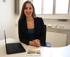 Sophia Zwaka, Referentin des International Office, gewinnt den DFG-Preis für ihr Forschungsmarketingkonzept.