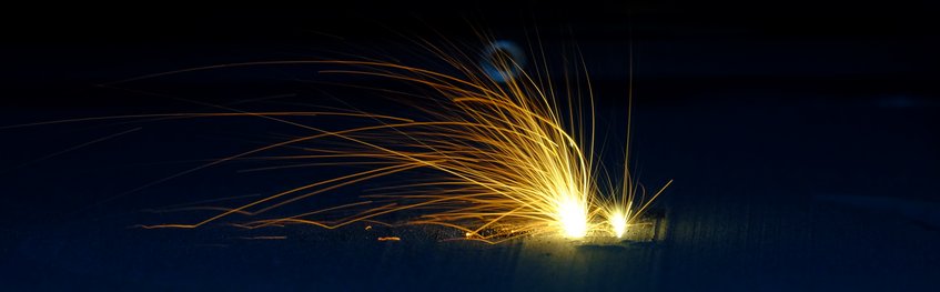 Interdisziplinäre Forschungsschwerpunkte Funken sprühen auf dunklem Hintergrund.