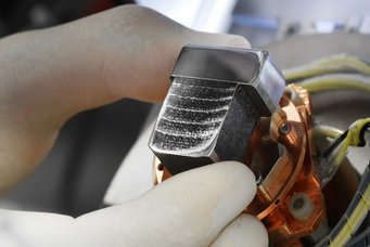 Damaszener Stahl wird heute oft wegen seiner typischen zierenden Musterung verwendet. Auch beim Verbundmaterial der Max-Planck- und Fraunhofer-Forscher aus dem 3D-Drucker sind die abwechselnd harten (hellen) und duktilen (dunklen) Schichten deutlich zu erkennen. Die Technik, mit der sie erzeugt werden, dient aber weniger ästhetischen Zwecken, sondern schafft neue Möglichkeiten, Werkstoffeigenschaften bei der additiven Fertigung zu beeinflussen. Damaszener Stahl wird heute oft wegen seiner typischen zierenden Musterung verwendet. Auch beim Verbundmaterial der Max-Planck- und Fraunhofer-Forscher aus dem 3D-Drucker sind die abwechselnd harten (hellen) und duktilen (dunklen) Schichten deutlich zu erkennen. Die Technik, mit der sie erzeugt werden, dient aber weniger ästhetischen Zwecken, sondern schafft neue Möglichkeiten, Werkstoffeigenschaften bei der additiven Fertigung zu beeinflussen.