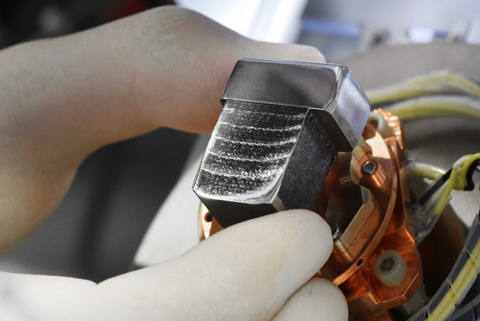 Damaszener Stahl wird heute oft wegen seiner typischen zierenden Musterung verwendet. Auch beim Verbundmaterial der Max-Planck- und Fraunhofer-Forscher aus dem 3D-Drucker sind die abwechselnd harten (hellen) und duktilen (dunklen) Schichten deutlich zu erkennen. Die Technik, mit der sie erzeugt werden, dient aber weniger ästhetischen Zwecken, sondern schafft neue Möglichkeiten, Werkstoffeigenschaften bei der additiven Fertigung zu beeinflussen.