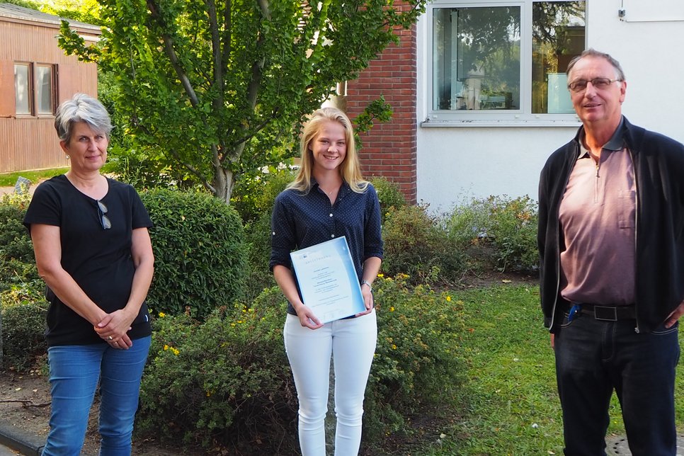 Annika Laimmer (in the middle), has won this year’s Max Planck Trainee Award and was also honored by the Chamber of Industry and Commerce Düsseldorf for being one of the best graduated trainees 2020 in the field of materials testing. The photo also shows Heidi Bögershausen and Herbert Faul, the two trainers of Annika during her three years apprenticeship.