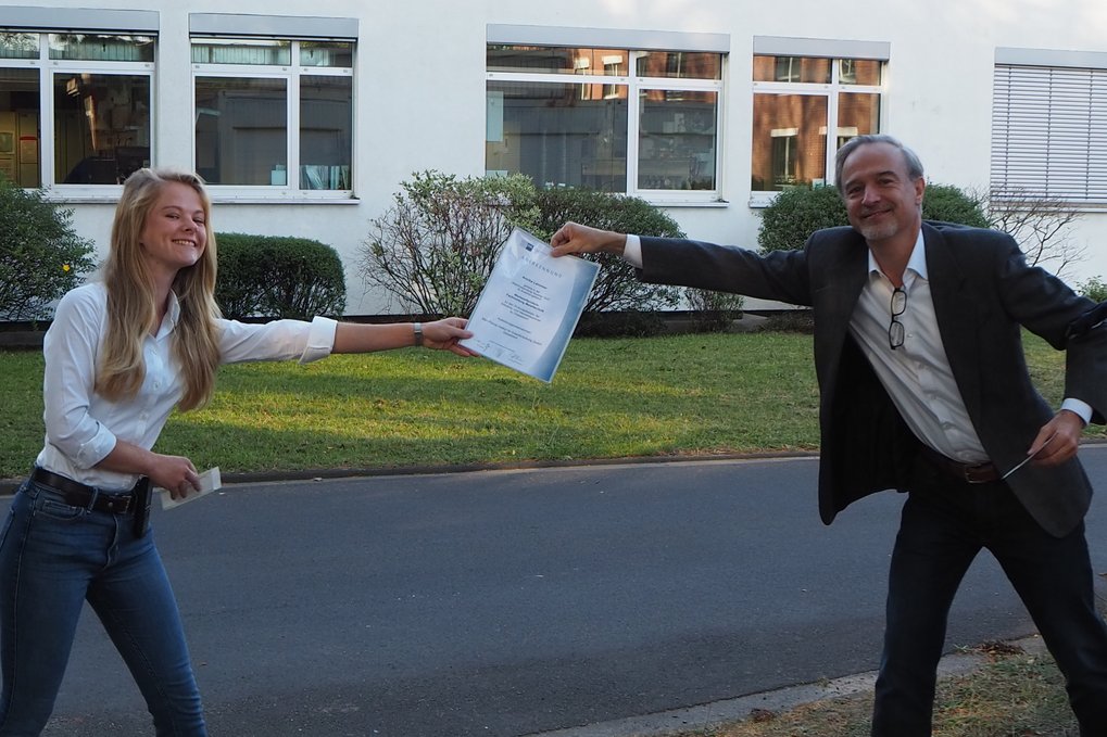 Prof. Dierk Raabe, Direktor am Max-Planck-Institut für Eisenforschung, bei der feierlichen Übergabe der IHK-Urkunde. Prof. Dierk Raabe, Direktor am Max-Planck-Institut für Eisenforschung, bei der feierlichen Übergabe der IHK-Urkunde.