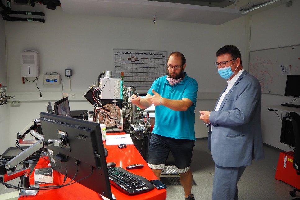 Dr. Baptiste Gault, head of the group "Atom Probe Tomography" and this year's Leibniz Award winner, explains how to detect and trap hydrogen atoms in a material to Dr. Stefan Kaufmann.