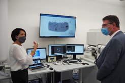 Dr. Jazmin Duarte, Leiterin der Gruppe „Wasserstoffmechanik und Grenzflächenchemie“, und Dr. Stefan Kaufmann im Nanomechanik-Labor.