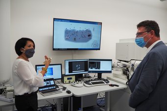 Dr. Jazmin Duarte, Leiterin der Gruppe „Wasserstoffmechanik und Grenzflächenchemie“, und Dr. Stefan Kaufmann im Nanomechanik-Labor. Dr. Jazmin Duarte, Leiterin der Gruppe „Wasserstoffmechanik und Grenzflächenchemie“, und Dr. Stefan Kaufmann im Nanomechanik-Labor.