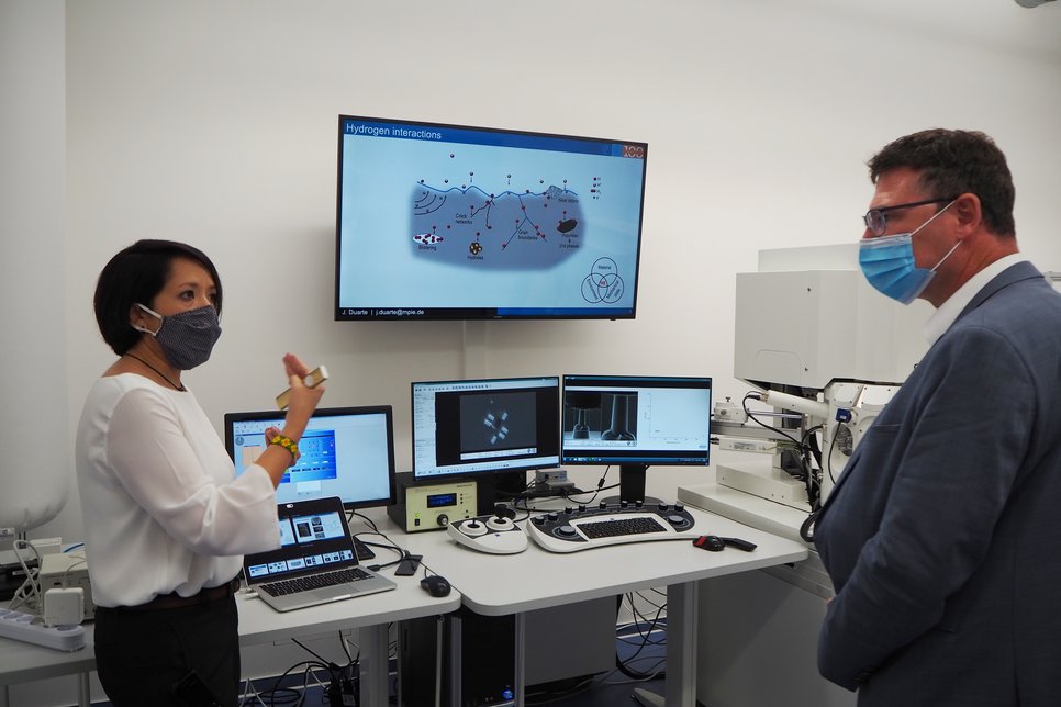 Dr. Jazmin Duarte, heading the group "Hydrogen Mechanics and Interfaces", and Dr. Stefan Kaufmann in the nanomechanics laboratory.